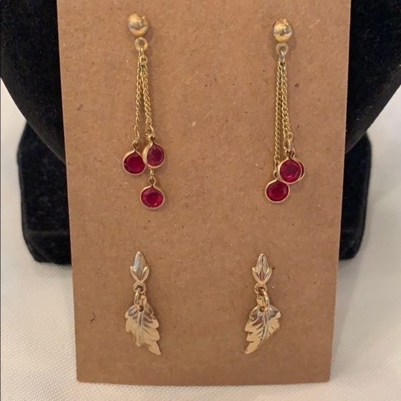💐5/25 2 delicate drop dangle cherries gold tone - Picture 1 of 6